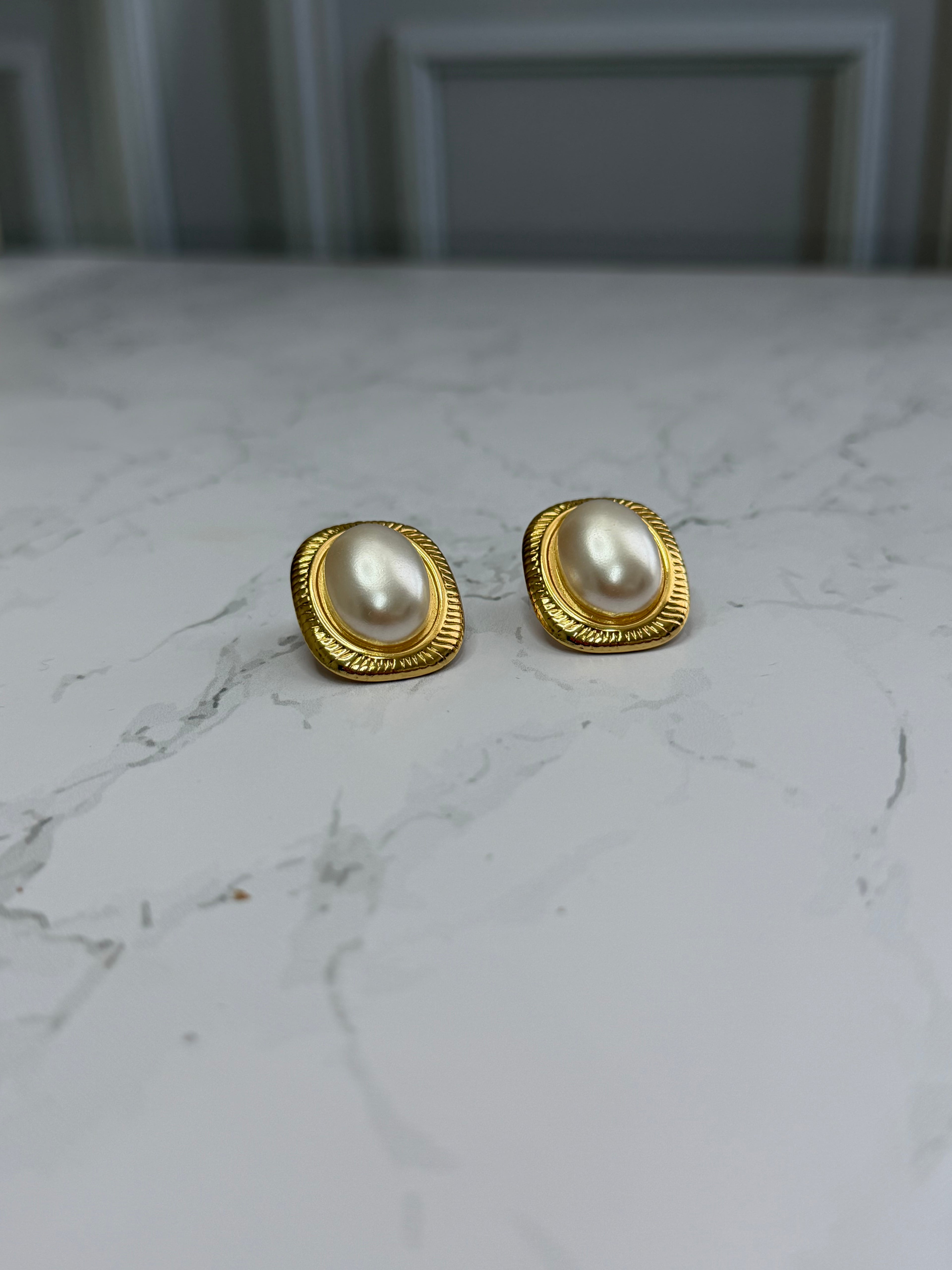 Topo TP022 - Dorado en Acero Bordado con Perla