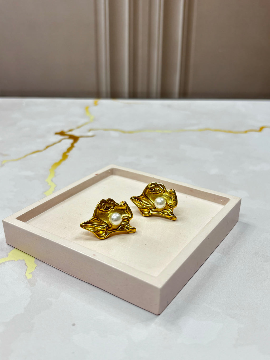 Topo TP020 - Dorado Figura con Perla