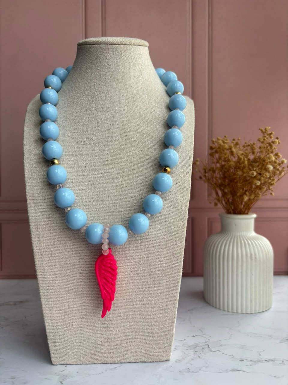 Collar Pepa Chicle con Cristal Murano y Dije Ala en Resina