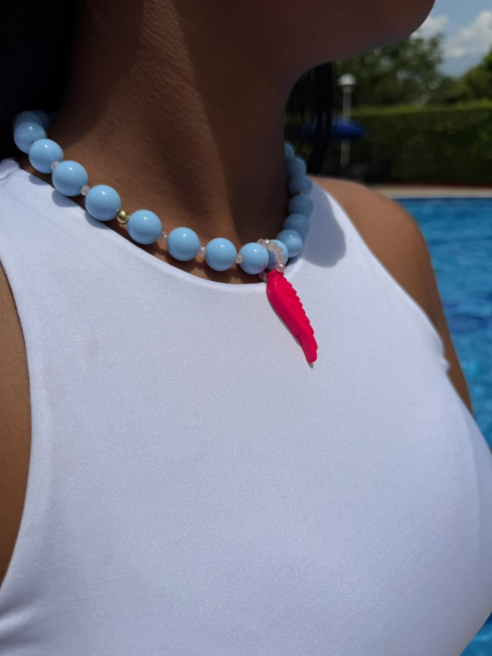 Collar Pepa Chicle con Cristal Murano y Dije Ala en Resina