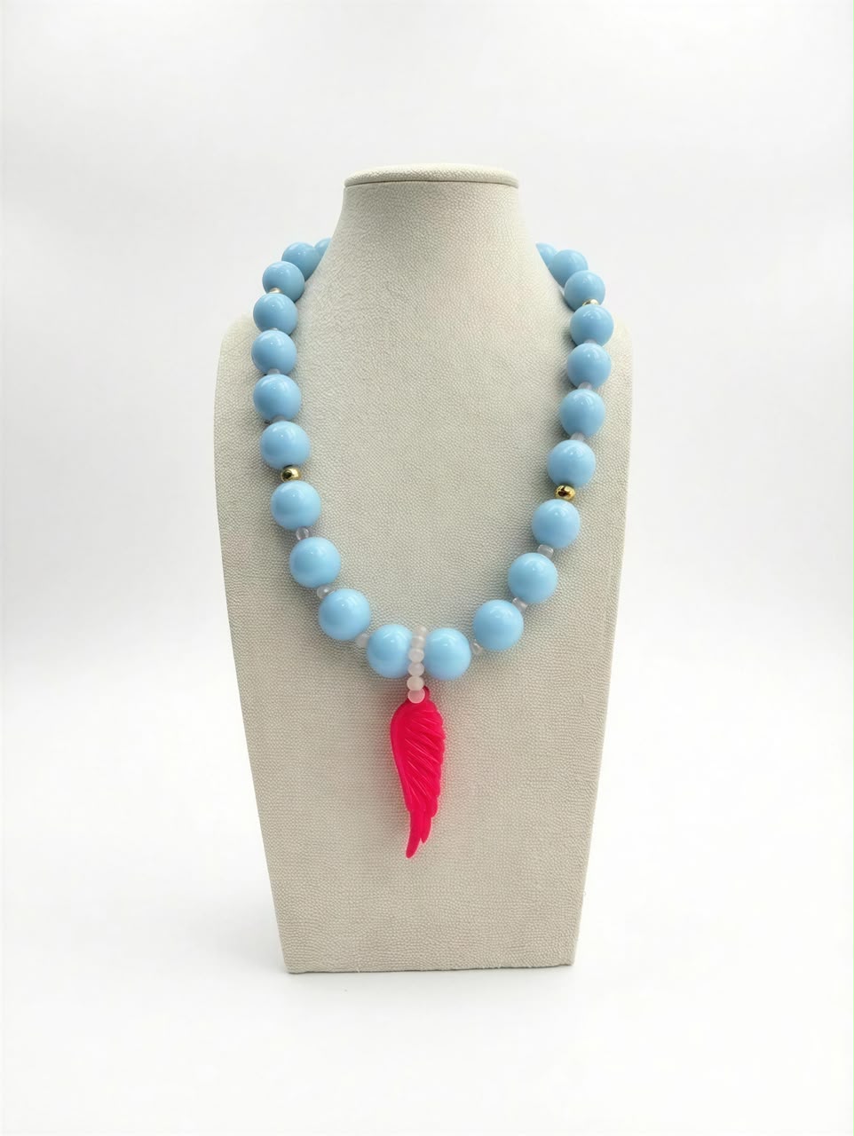 Collar Pepa Chicle con Cristal Murano y Dije Ala en Resina