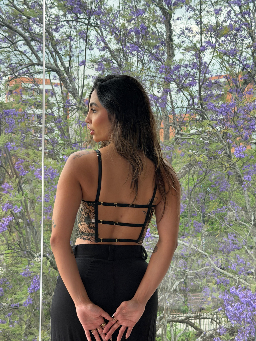 Crop top con blonda y tull - vista trasera modelo